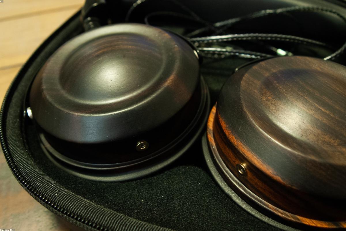 Écouteurs sans fil intra-auriculaires dans leur boîtier